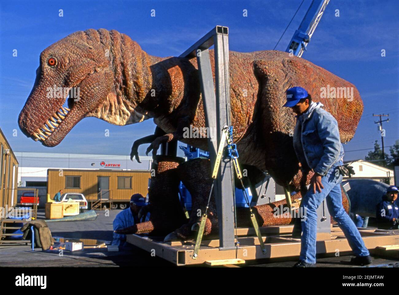 Lieferung und Installation der Dinosaurier-Ausstellung im Museum of Natural History in Downtown Los Angeles, CA Stockfoto