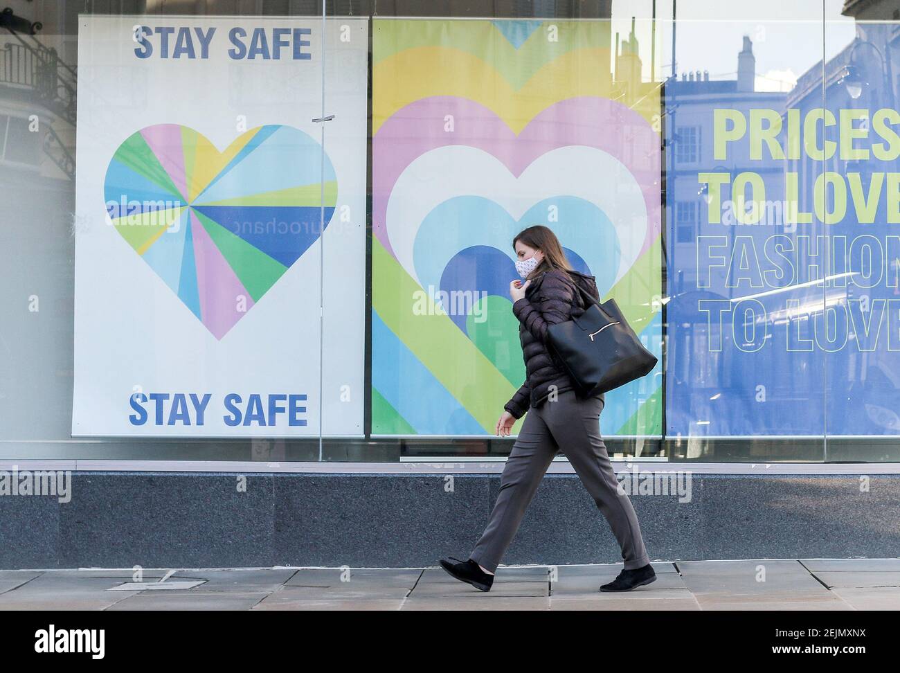 22nd. Februar, Cheltenham, England. Eine Frau geht an Primark vorbei, das unter den laufenden nationalen Sperrbeschränkungen geschlossen ist. Stockfoto