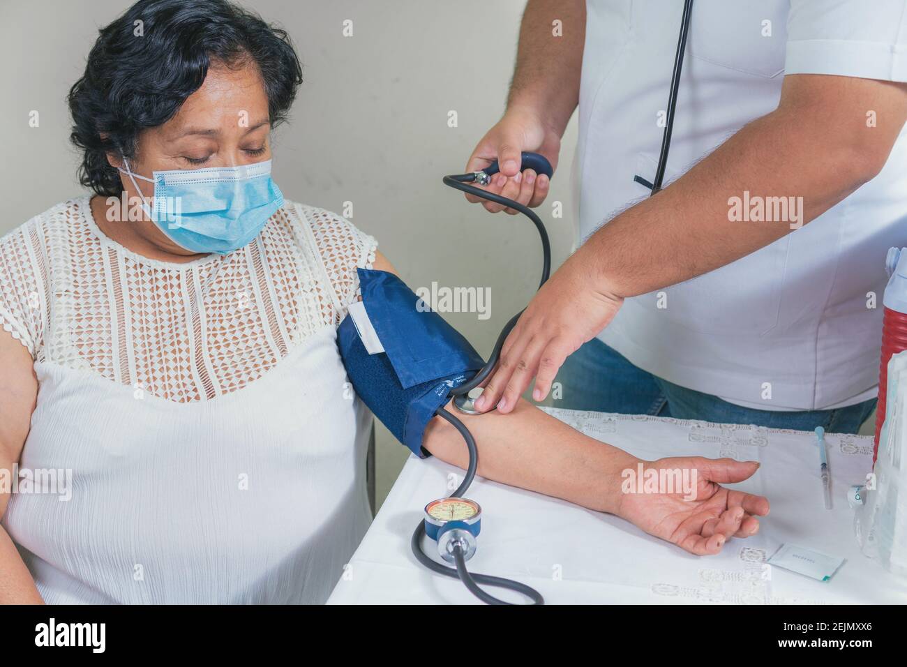 Ansicht der Blutdruckmessung einer älteren Frau Stockfoto