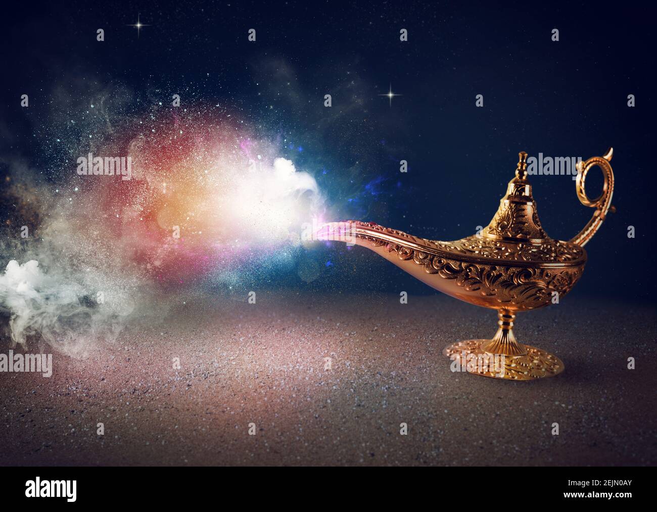 Rauch besteht aus magischen aladdin Genie Lampe in einer Wüste Stockfoto