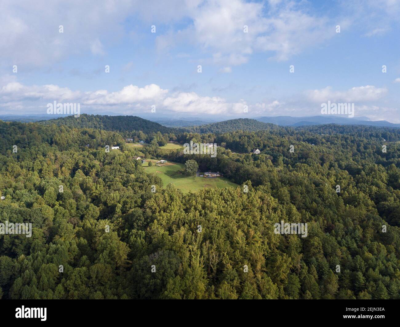 Luftaufnahme von Wald und Häusern in den Blue Ridge Mountains im westlichen North Carolina. Stockfoto