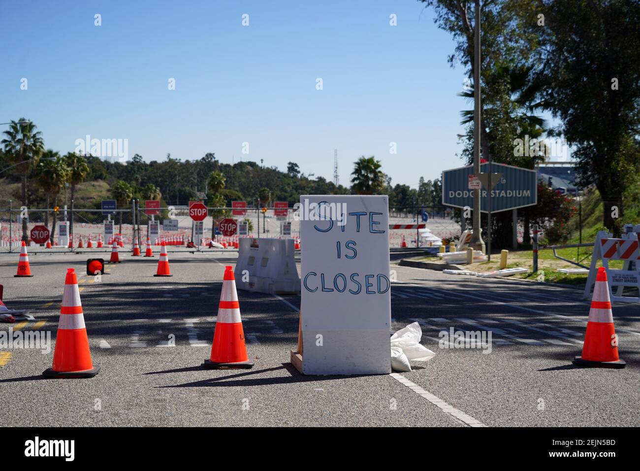 Am Montag, den 22. Februar 2021, in Los Angeles, ist ein Schild mit der Aufschrift „Ort ist geschlossen“ auf der Impfstelle für das Dodger Stadium COVID-19 zu sehen. Stockfoto