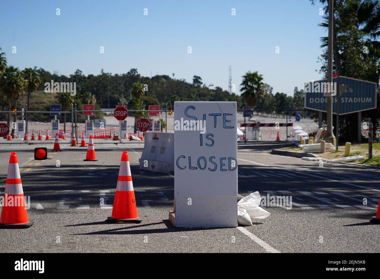 Am Montag, den 22. Februar 2021, in Los Angeles, ist ein Schild mit der Aufschrift „Ort ist geschlossen“ auf der Impfstelle für das Dodger Stadium COVID-19 zu sehen. Stockfoto