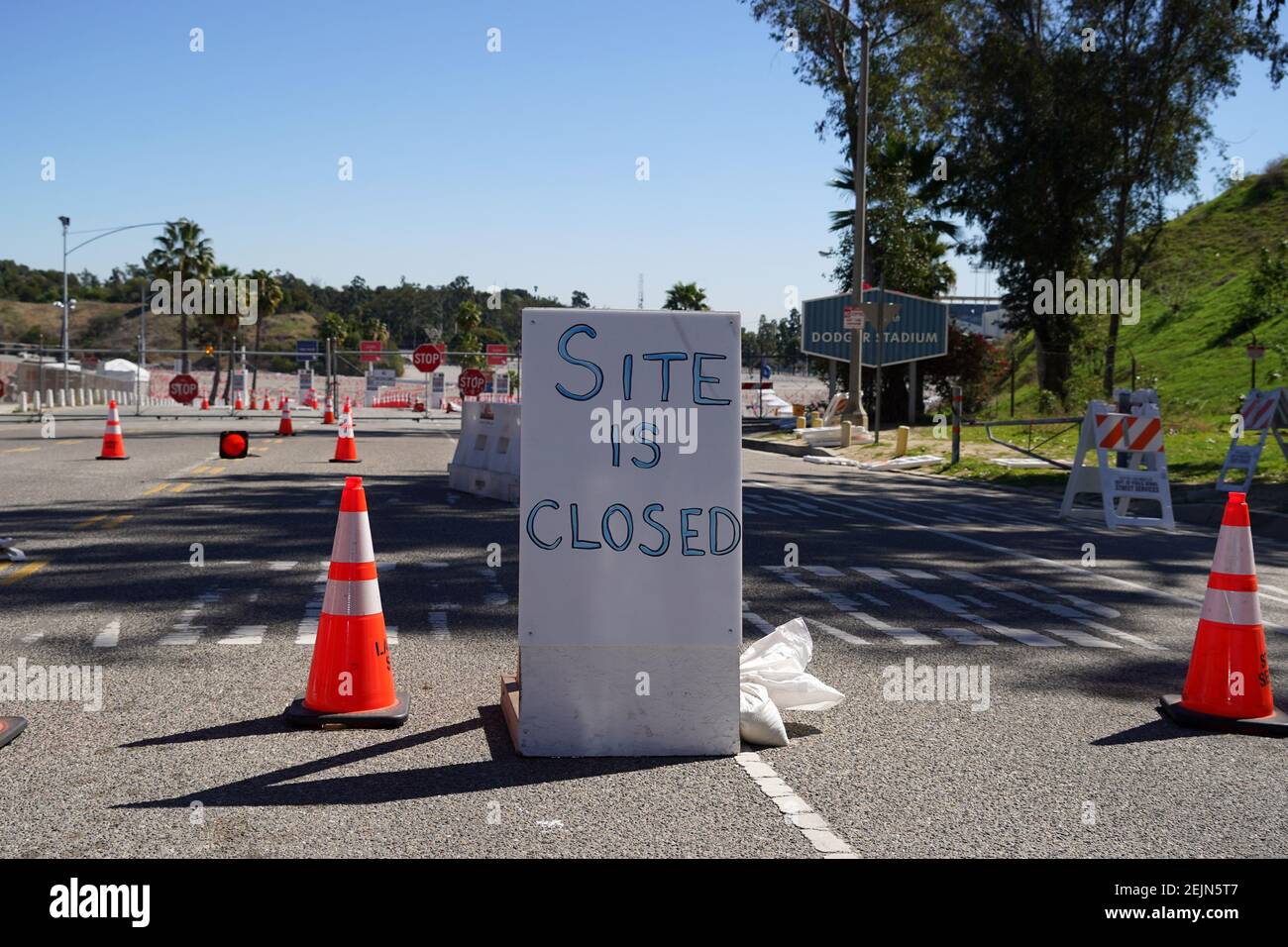 Am Montag, den 22. Februar 2021, in Los Angeles, ist ein Schild mit der Aufschrift „Ort ist geschlossen“ auf der Impfstelle für das Dodger Stadium COVID-19 zu sehen. Stockfoto