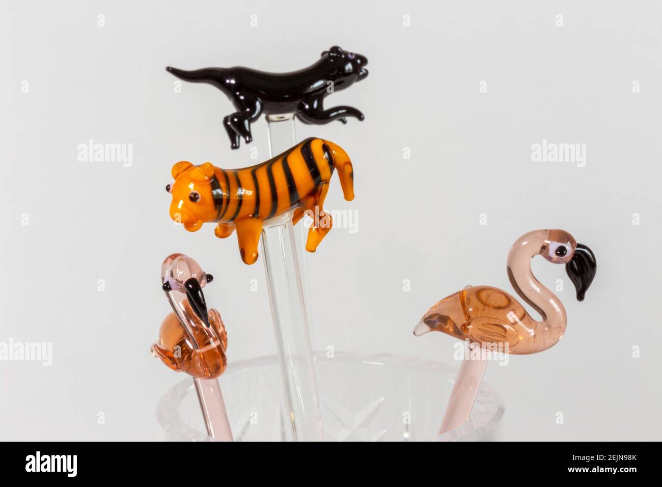 Kitsch tierische Ähnlichkeit stir Sticks auf weißem Hintergrund Stockfoto