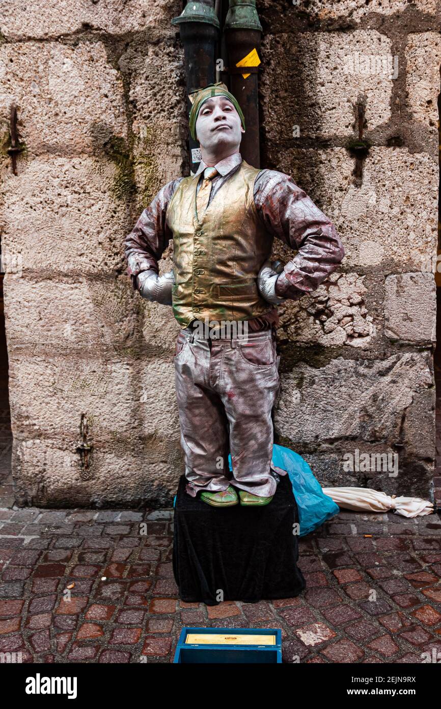 Salzburg, Österreich, 01,11.2013. Eine lebende Statue von Straßenkünstler mit silberner Farbe bedeckt zeigt einen Zwergharlekin Stockfoto