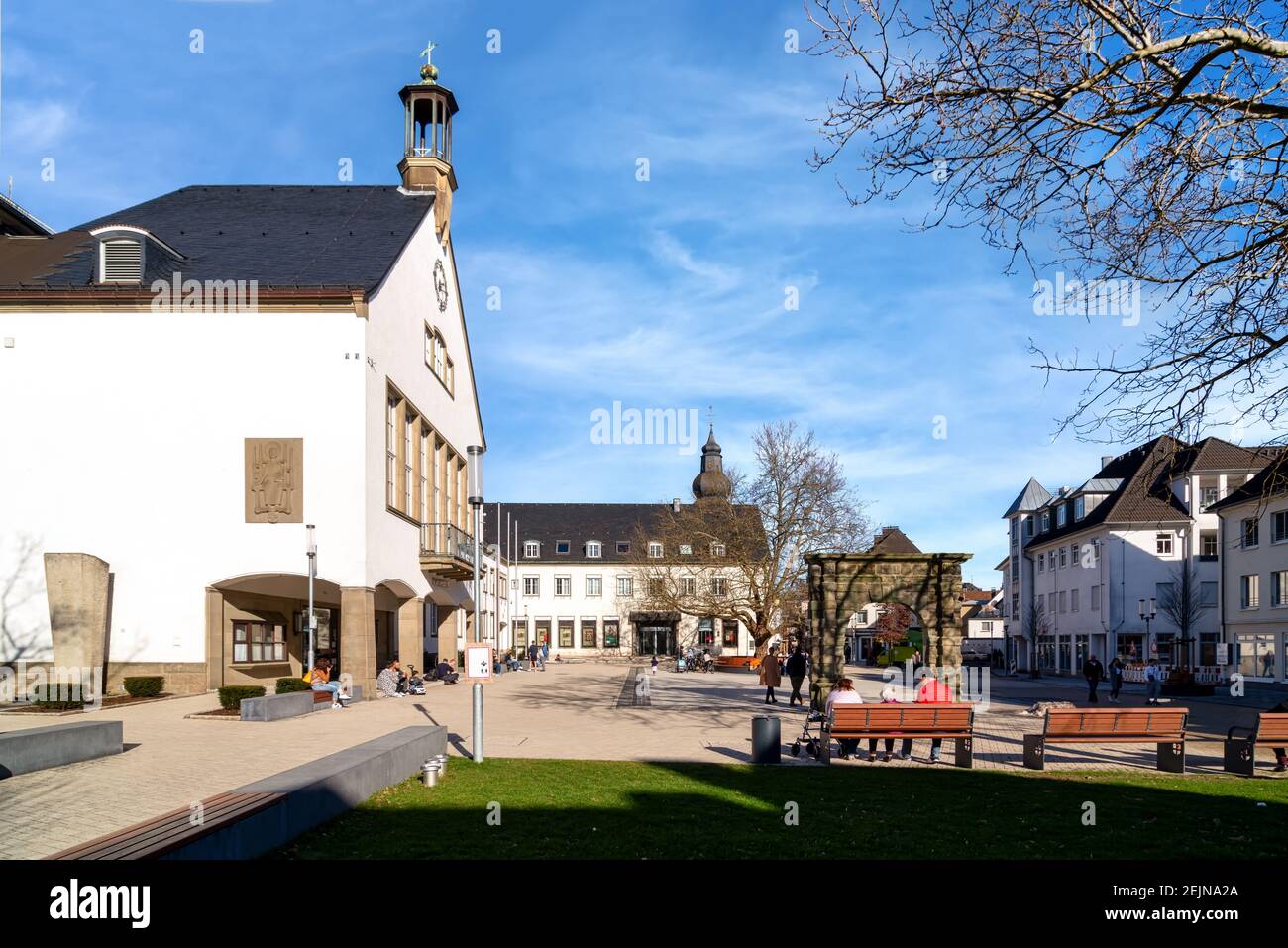 Das Rathaus in Attendorn an einem sonnigen Frühlingstag. Sauerland, Deutschland Stockfoto