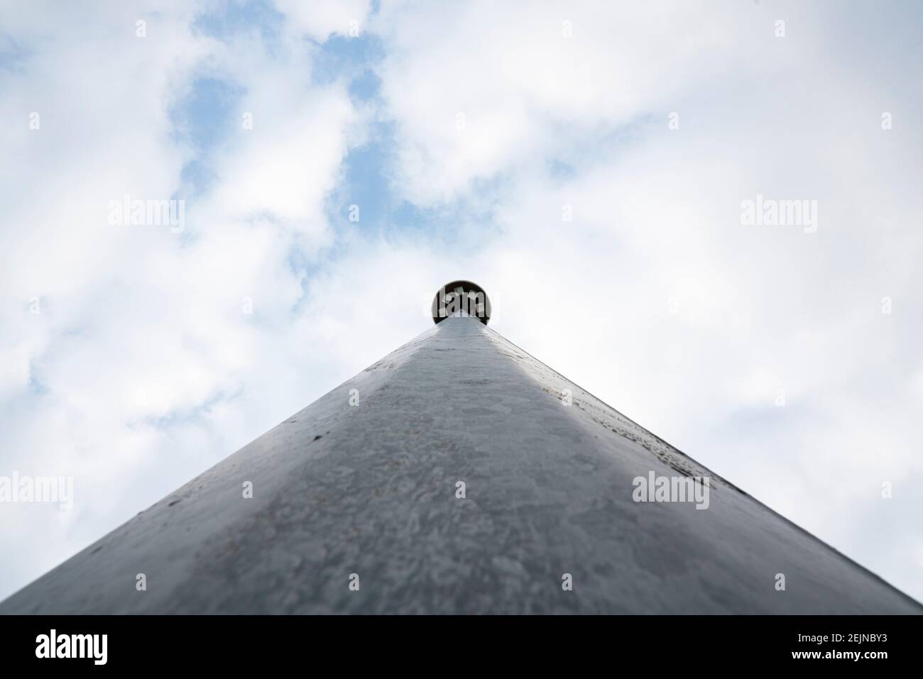 Ansicht von unten auf einen großen Straßenlaterner Stockfoto