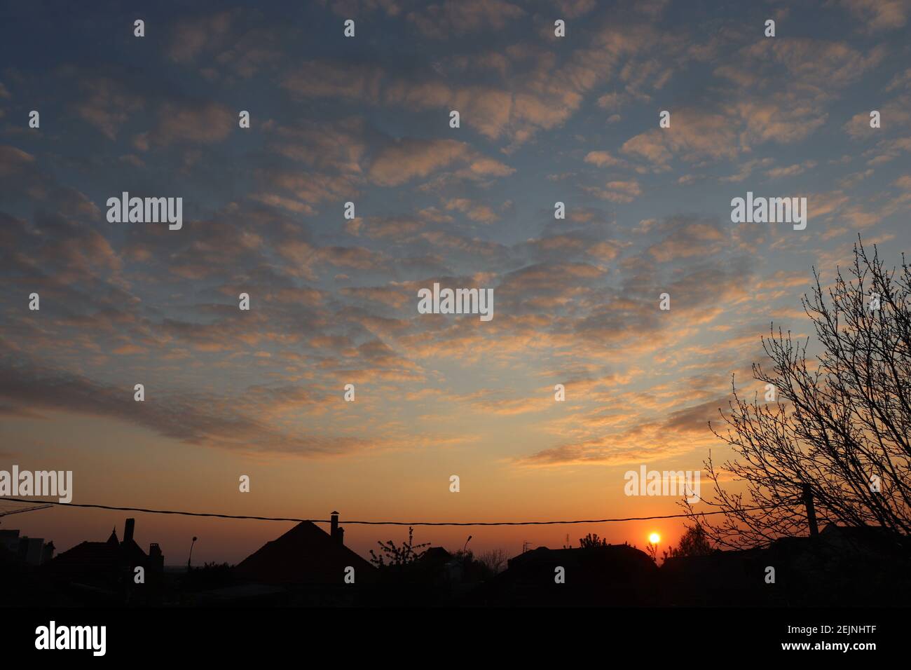 Sonnenuntergang am wolkigen Himmel, die letzten Tage des Sommers Stockfoto