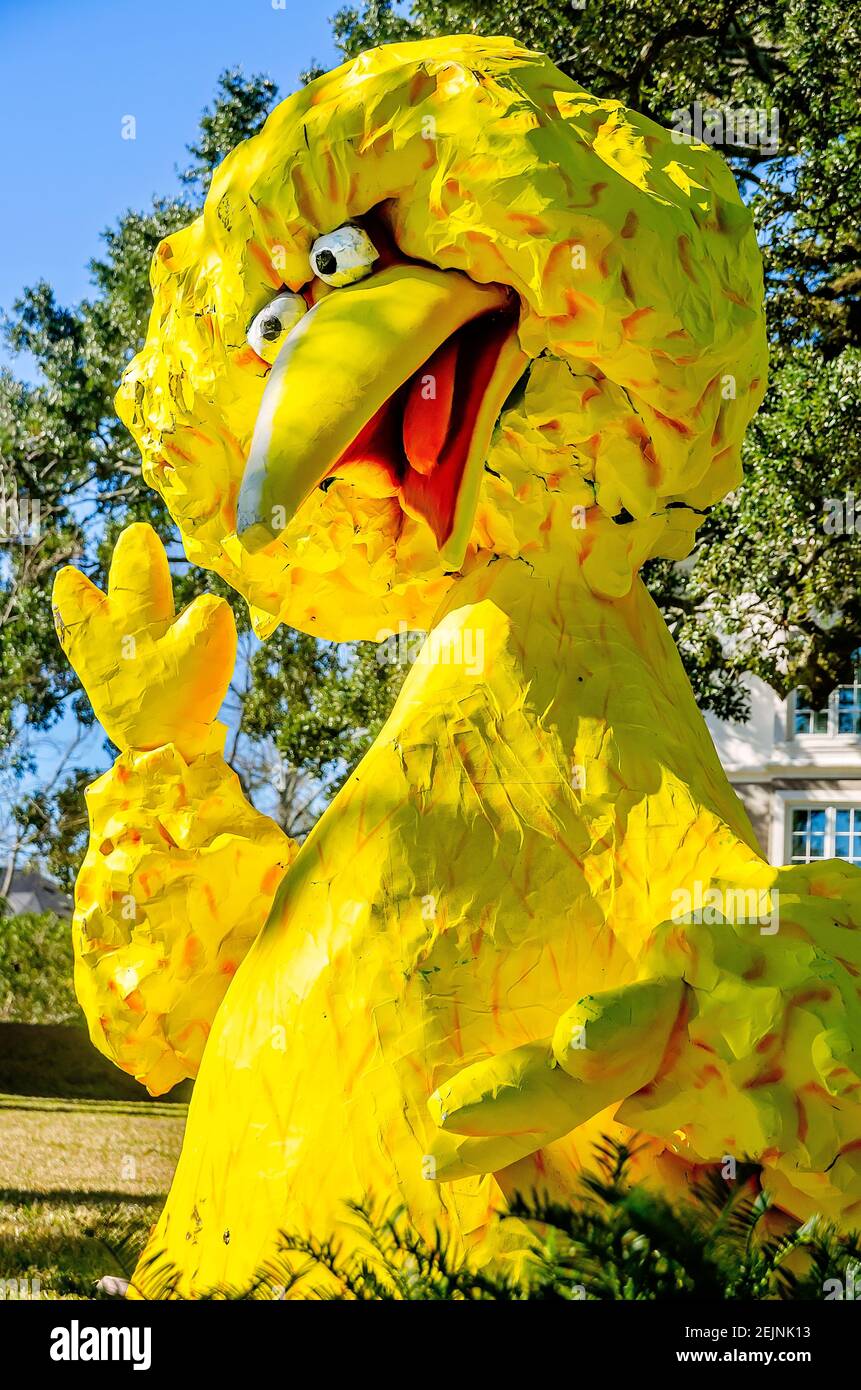Ein großer Vogel Mardi Gras Dekoration steht in einem Hof auf Government Street, Feb. 19, 2021, in Mobile, Alabama. Stockfoto