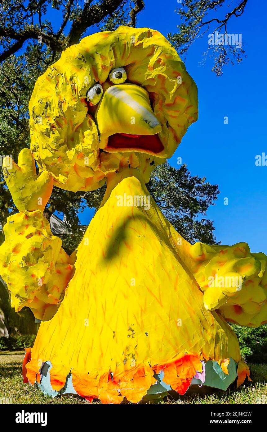 Ein großer Vogel Mardi Gras Dekoration steht in einem Hof auf Government Street, Feb. 19, 2021, in Mobile, Alabama. Stockfoto