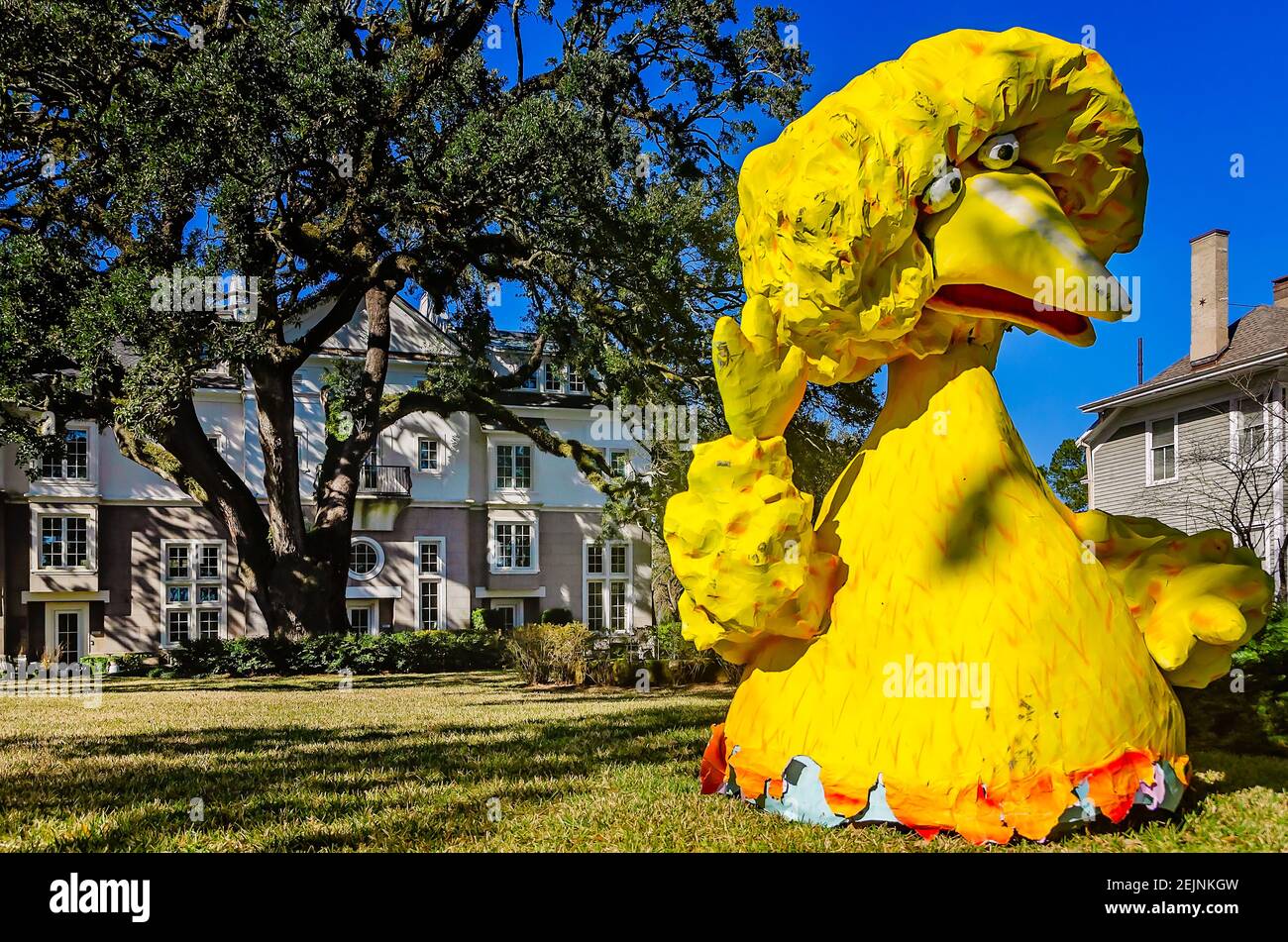 Ein großer Vogel Mardi Gras Dekoration steht in einem Hof auf Government Street, Feb. 19, 2021, in Mobile, Alabama. Stockfoto