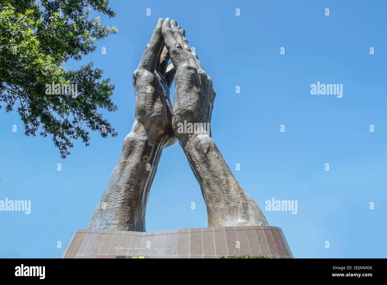 06-11-2020 Tulsa USA - riesige Gebetshänden-Statue bei Oral Roberts University - liest Tod wird in Sieg verschluckt - gegen blauen Himmel mit Baum Stockfoto