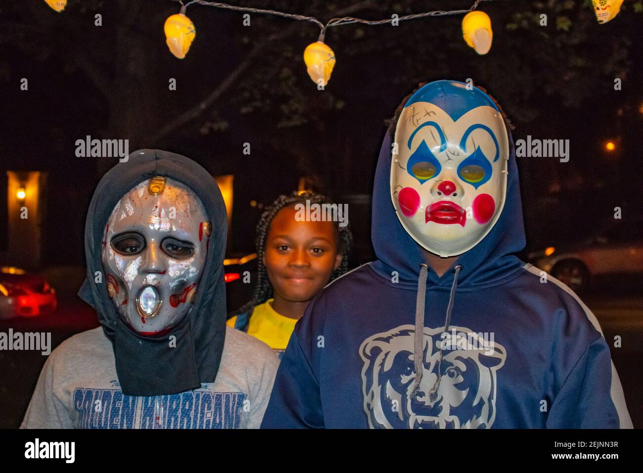 10-31-2017 Tulsa USA - zwei Jungen in Alien und ein Mexikanische Lucha libre Wrestling Masken warten auf Halloween Süßigkeiten mit Kleines Mädchen mit großem Lächeln warten Stockfoto