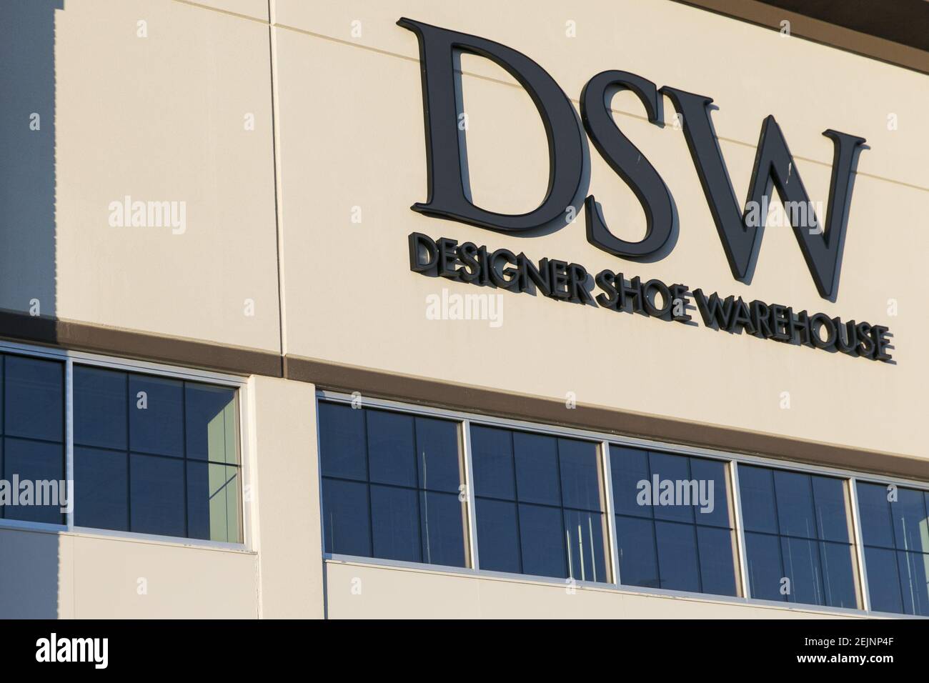 Ein Logo-Schild vor einem Designer Shoe Warehouse (DSW)-Einzelhandelsgeschäft in Owings Mills, Maryland am 21. Februar 2020. (Foto von Kristoffer Tripplaar/Sipa USA) Stockfoto