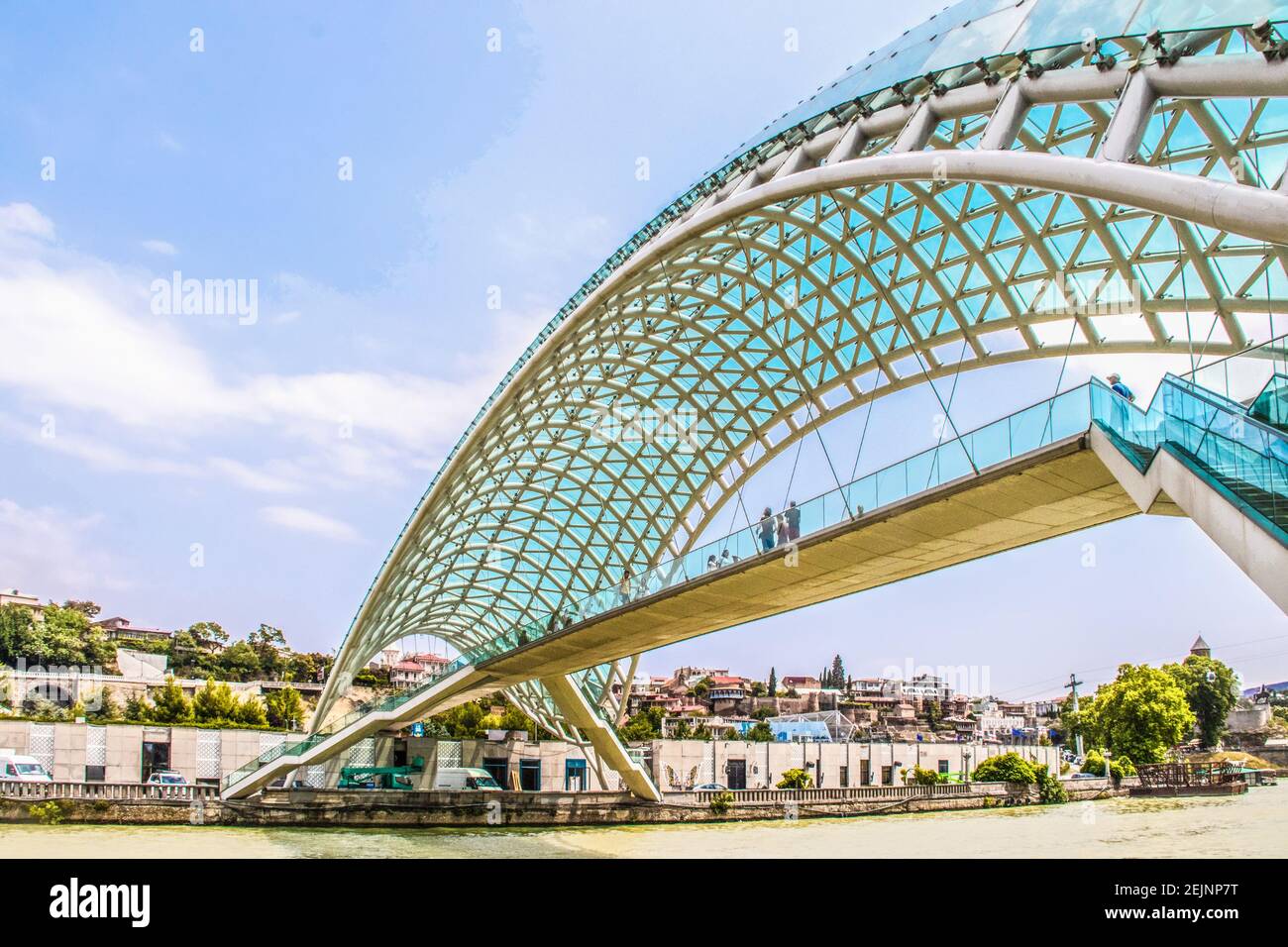 019 07 19 Tiflis Georgien - Brücke des Friedens - eine bogenförmige Fußgängerbrücke aus Stahl und Glas Konstruktion beleuchtet mit zahlreichen LEDs über dem K Stockfoto