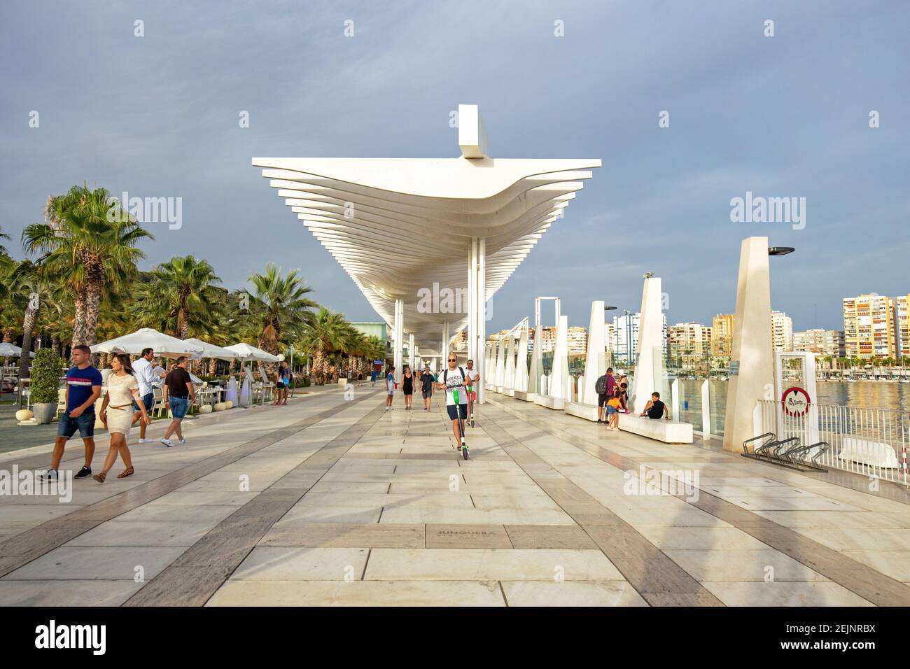 Palmeral de las Sorpresas im Hafen von Malaga. Promenade entlang der Uferpromenade mit Touristen an einem sonnigen Tag in Andalusien, Spanien Stockfoto