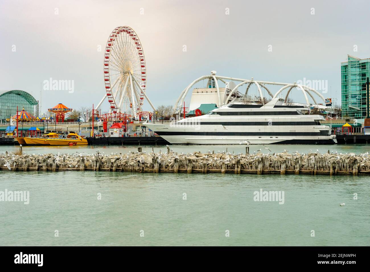 Die Odyssey II-Yacht hat im Chicago Navy Pier Park am Lake Michigan angedockt, Riesenrad, Stadtpark, Downtown Chicago, Illinois, Vereinigte Staaten von Amerika, USA Stockfoto