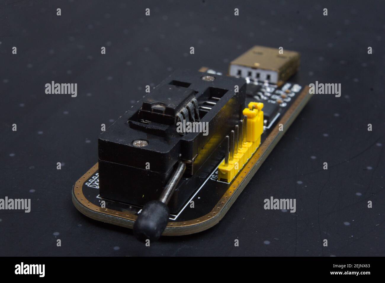 Programmierer mit eingestecktem Mikrochip-Speicher. Reparatur der Radioelektronik Stockfoto