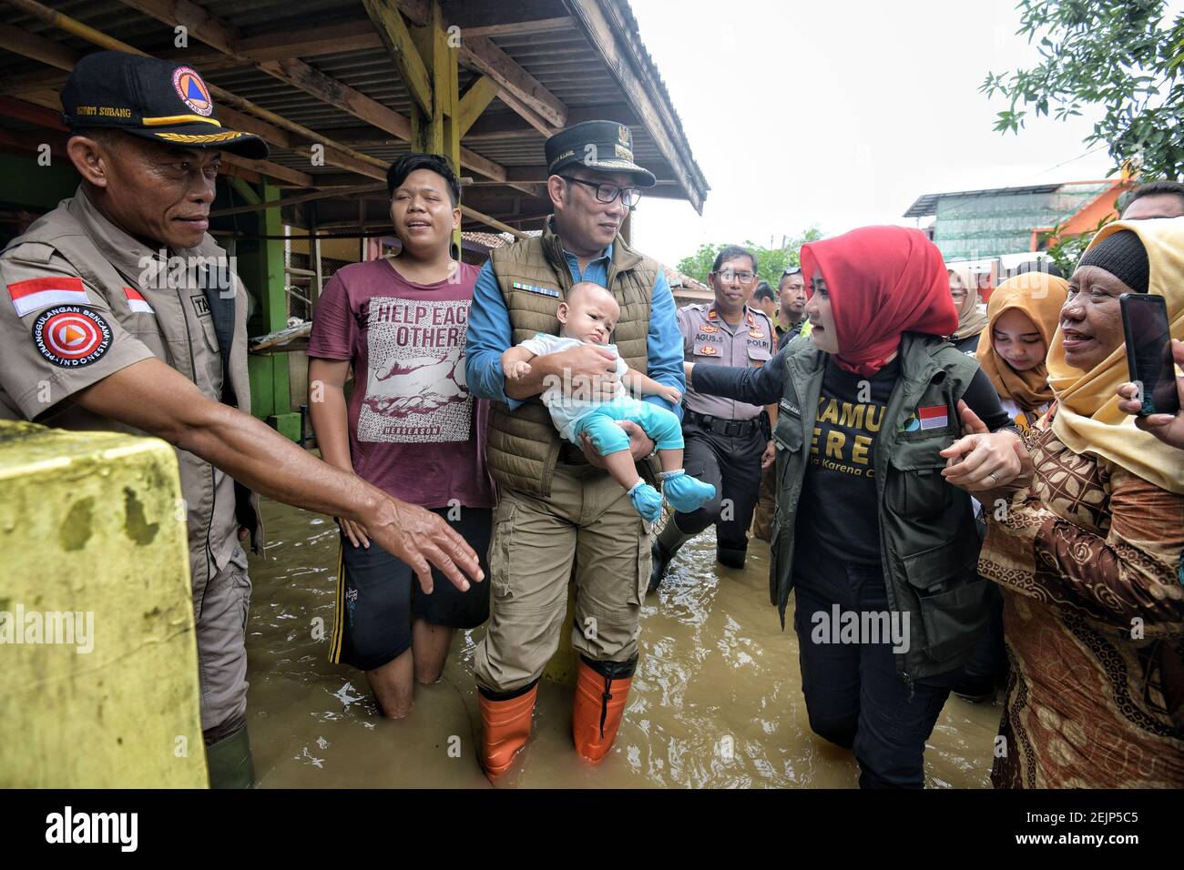 Der Gouverneur Von West Java Ridwan Kamil Tcenter Besuchte Am 27 Februar 2020 Die Hochwasserstelle In Pamanukan Subang Regency West Java Uberschwemmungen Trafen Subang Aufgrund Von Starken Regenfallen Und Uberschwemmten Hunderte Von Hausern Der