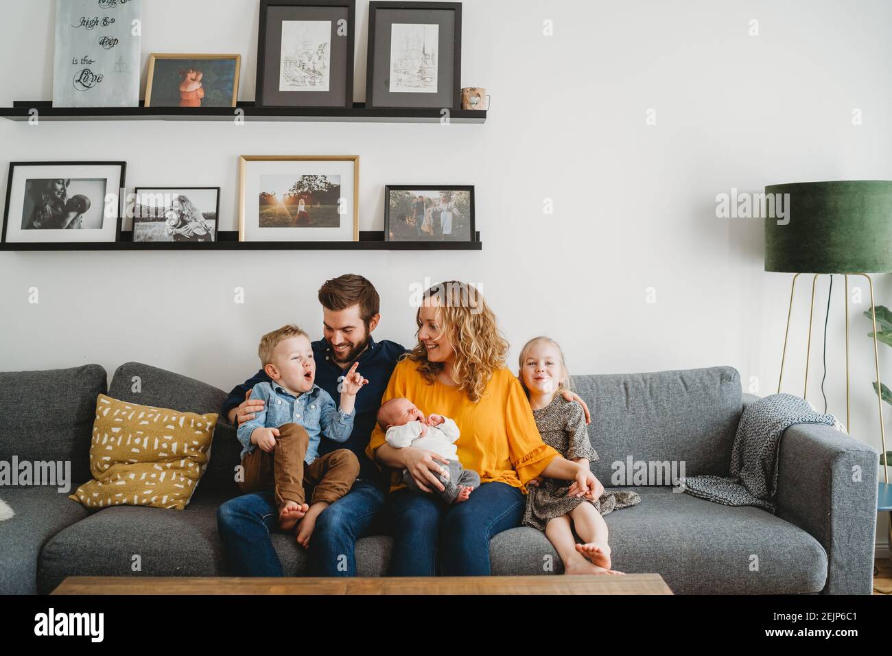 Glückliche weiße Familie auf der Couch in ihrem Wohnzimmer Zu Hause  Stockfotografie - Alamy