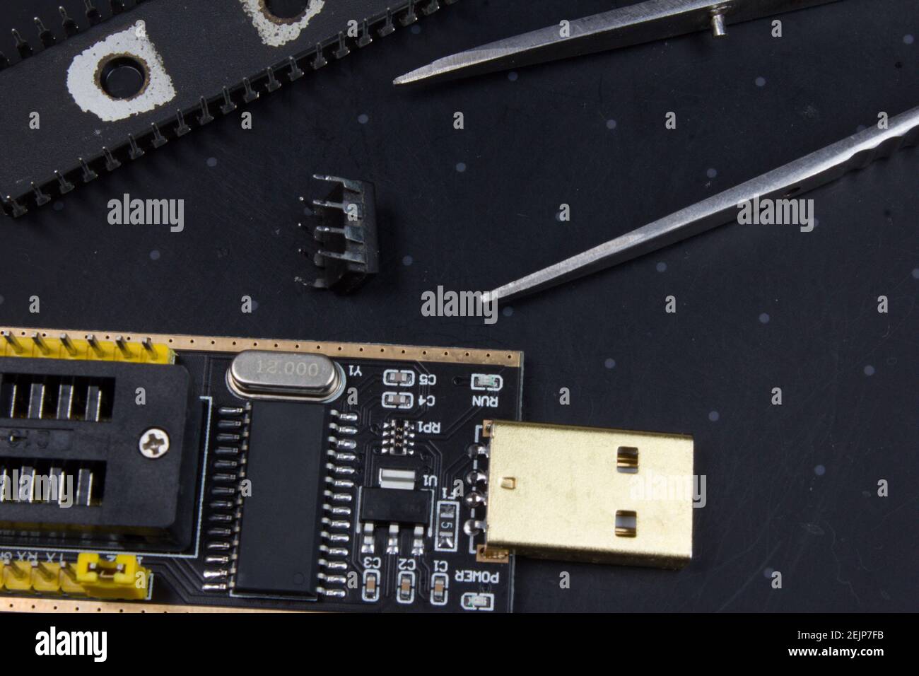 Programmierer mit eingestecktem Mikrochip-Speicher. Reparatur der Radioelektronik Stockfoto