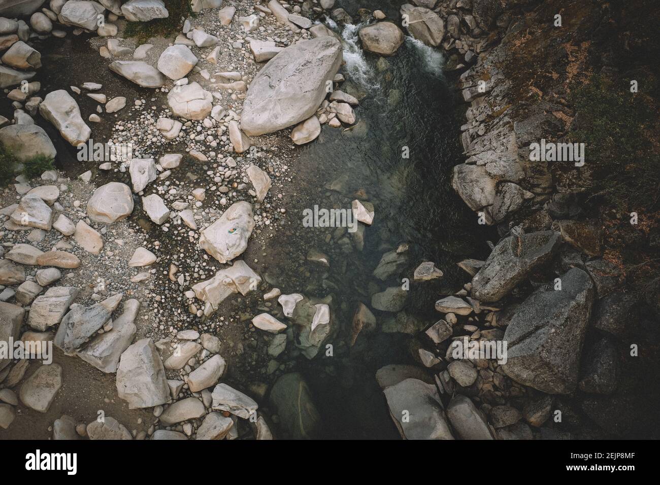 Vogelperspektive auf Yuba River Canyon mit fließendem Wasser Stockfoto