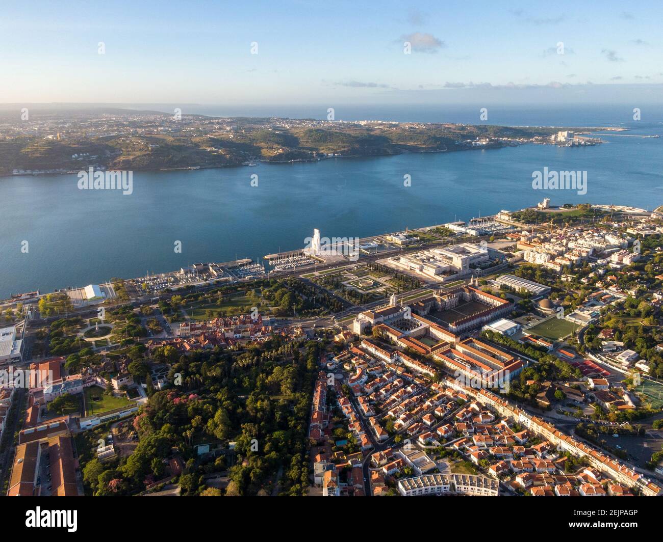 Luftaufnahme des Belem Distrikts und des Tejo Flusses bei Sonnenaufgang in Lissabon, Portugal. Stockfoto