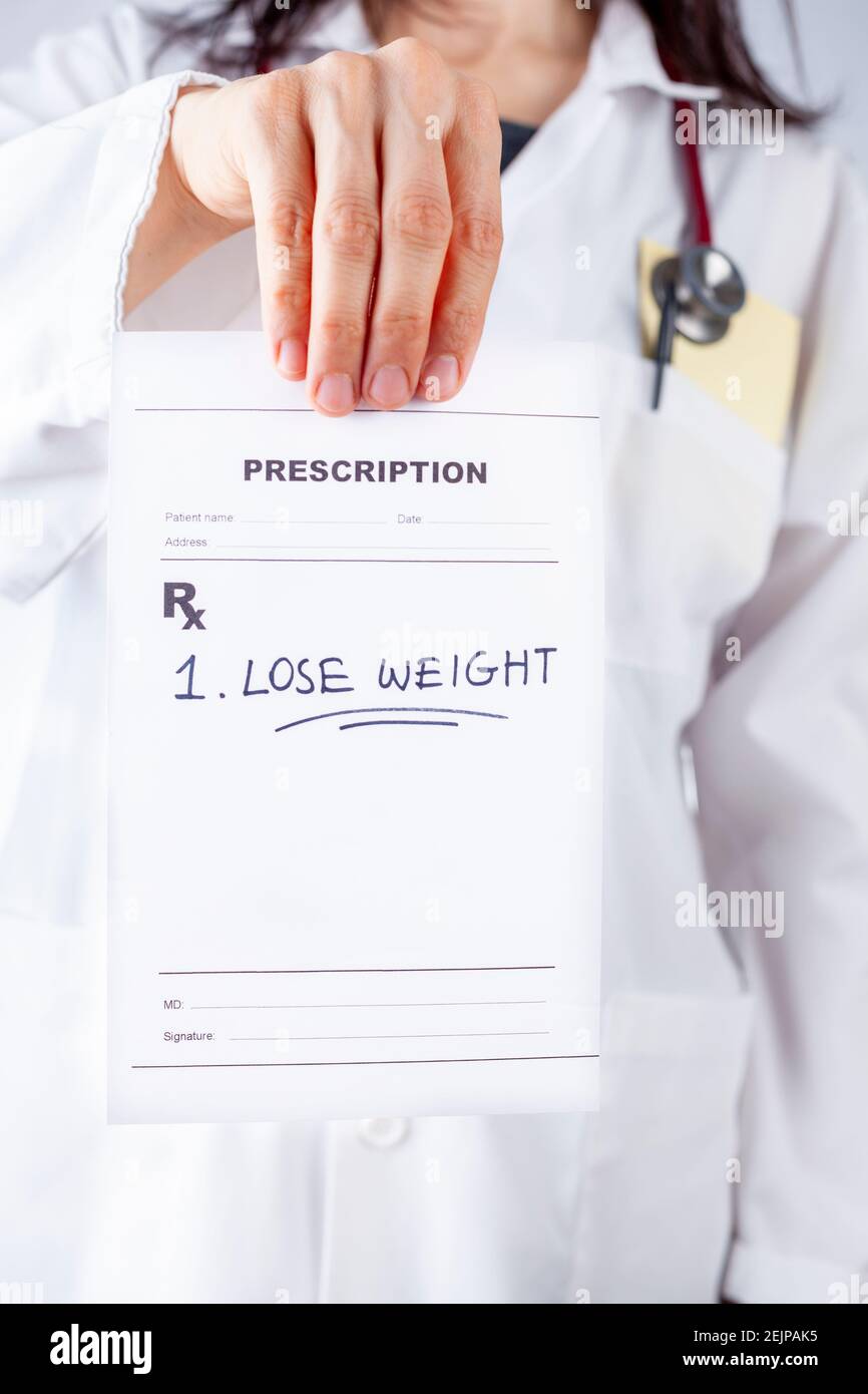 Eine kaukasische Ärztin im weißen Mantel verschreibt einem übergewichtigen oder übergewichtigen Patienten in ihrem Büro Gewicht zu verlieren. Ein Konzeptbild für Lifestyle m Stockfoto