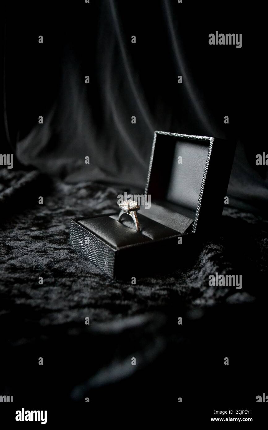 Silberner Ring in Ringbox vor schwarzem Hintergrund Stockfoto