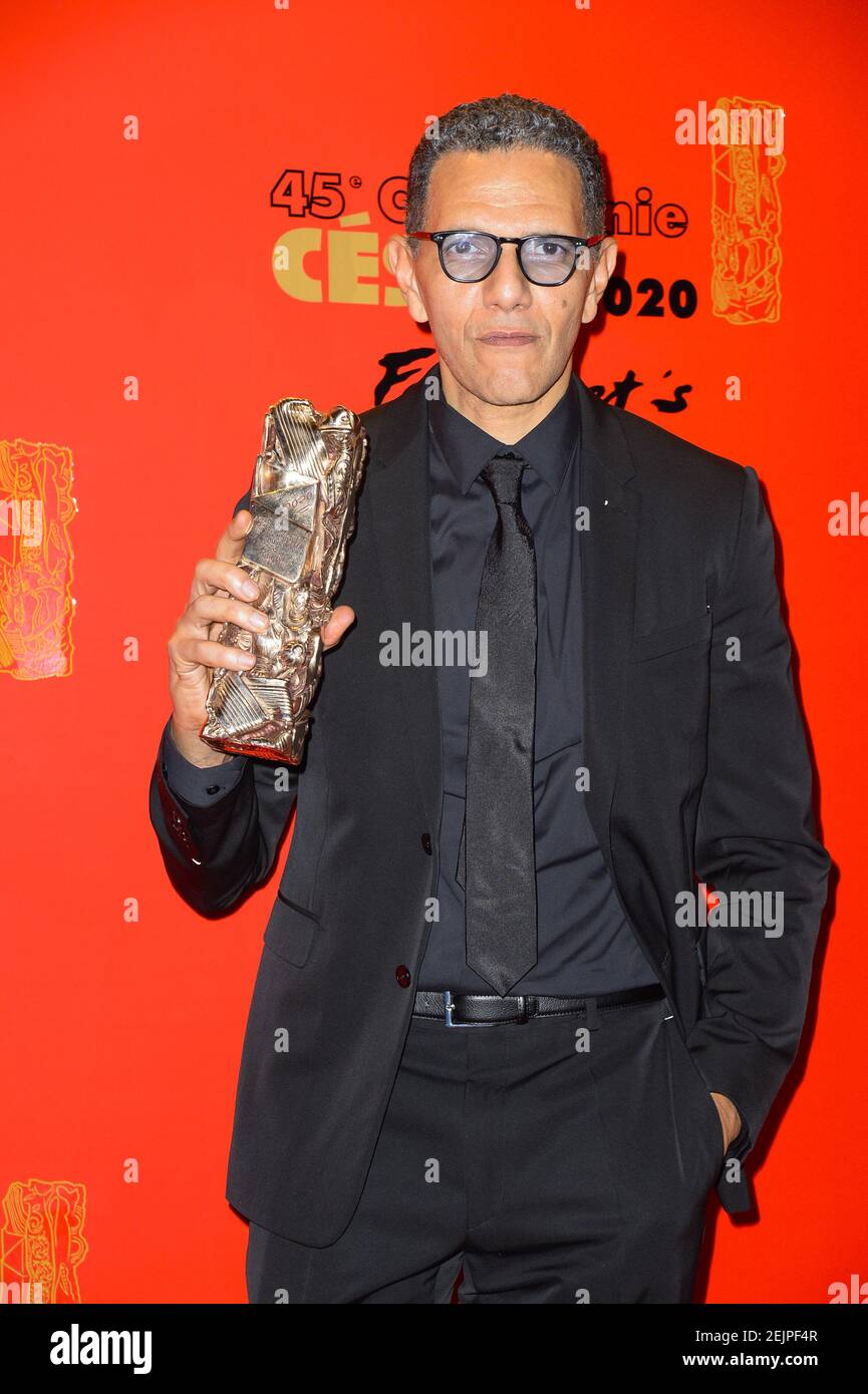 Schauspieler Roschdy Zem Posiert Mit Dem Besten Schauspielerpreis Fur Den Film Roubaix Une Lumiere Im Restaurant Von Fouquet Nach Der Cesar Preisverleihung 45th In Paris Foto Von Thierry Le Fouille Sopa Images Sipa