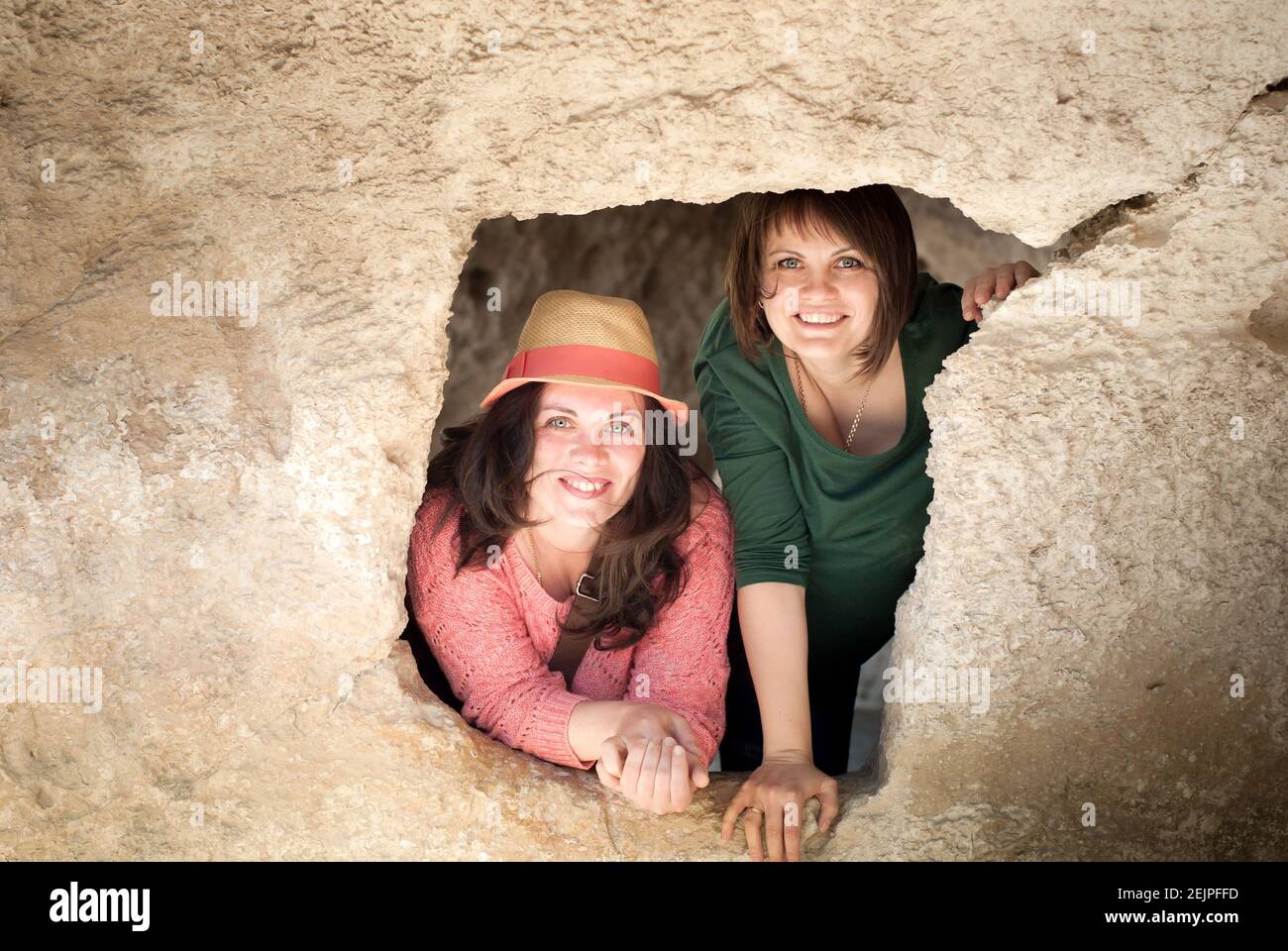 Zwei lächelnde Mädchen in einer Höhle Stockfoto