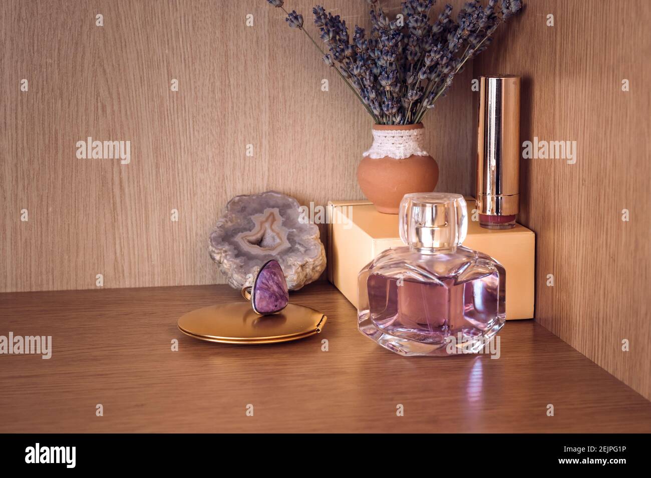 Schmuck und Parfums auf einem Holzregal Stockfoto