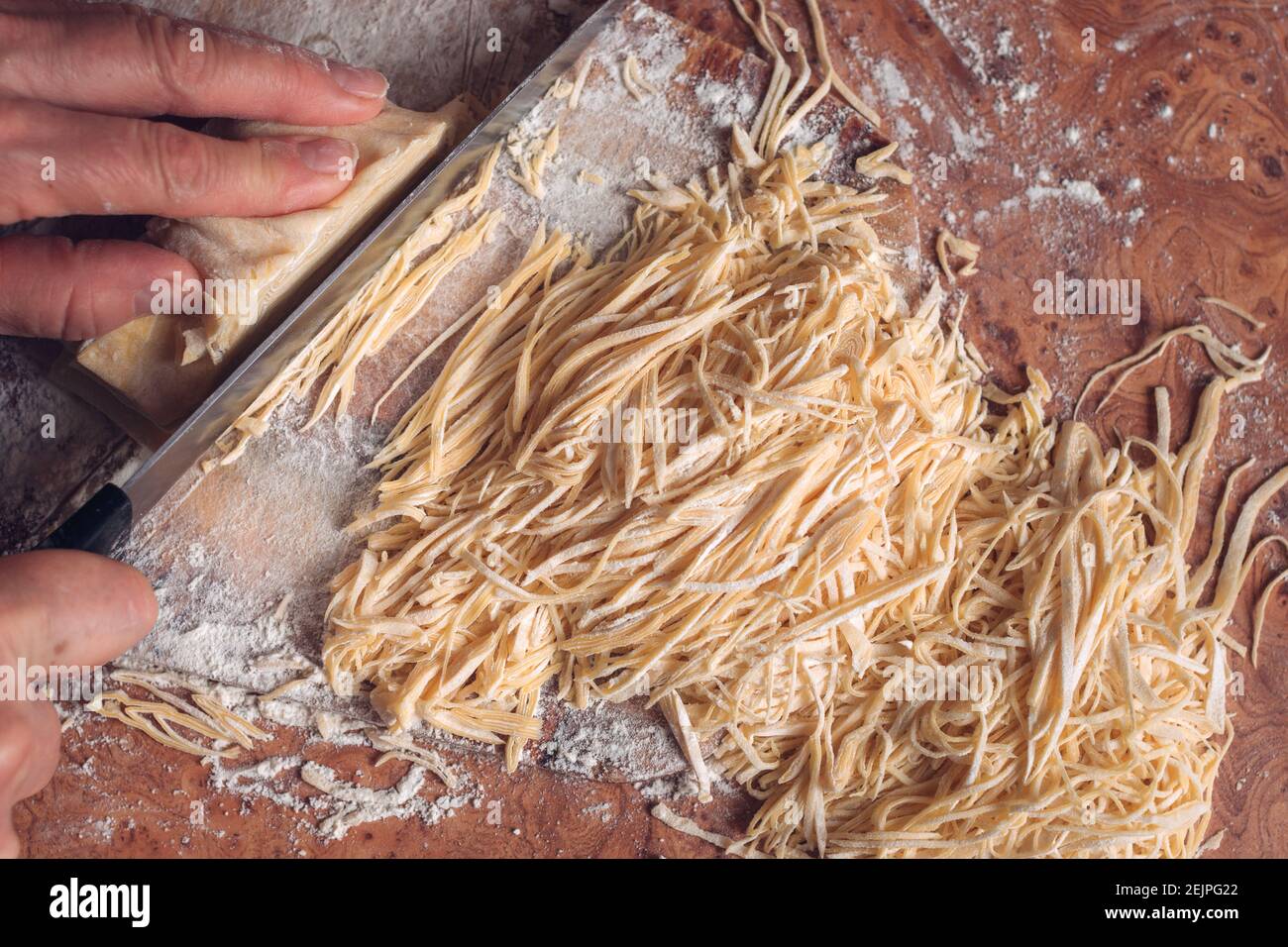 Nahaufnahme von Spaghetti auf Schneidebrett Stockfoto