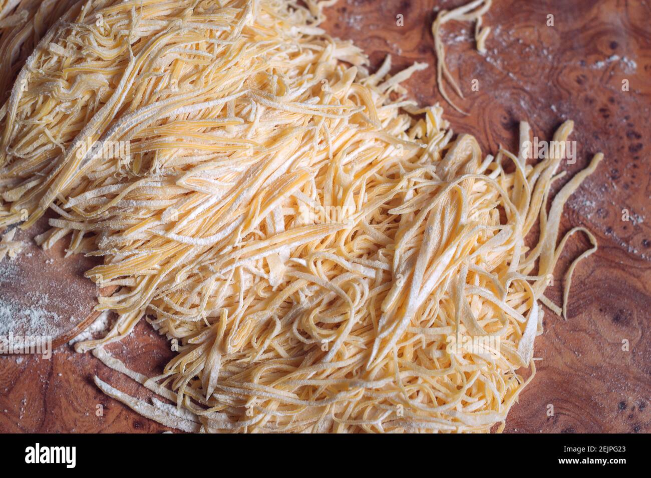 Nahaufnahme von Spaghetti auf dem Tisch mit Mehl Stockfoto