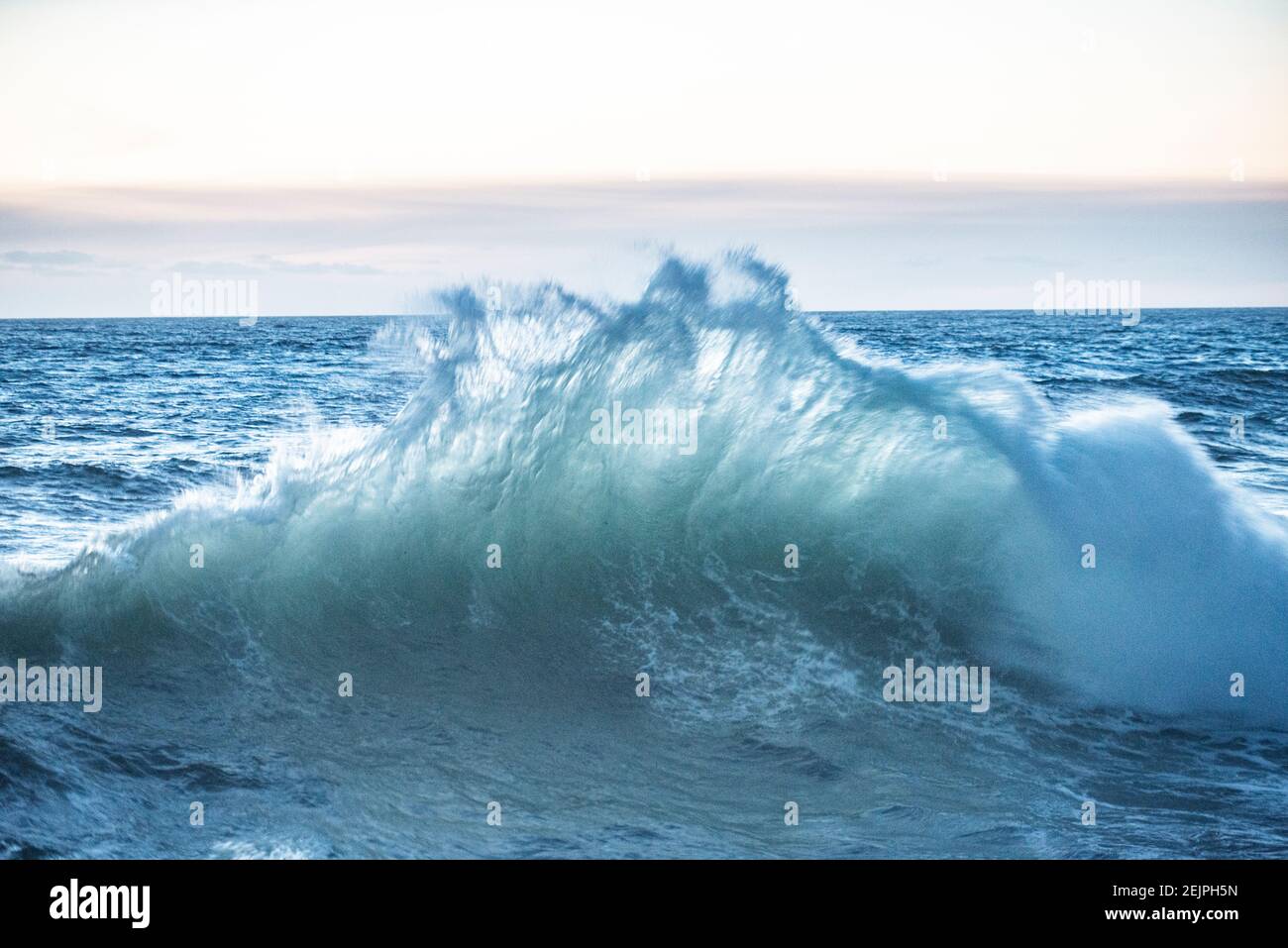 Stürzende Wellen an der Küste von Oregon Stockfoto