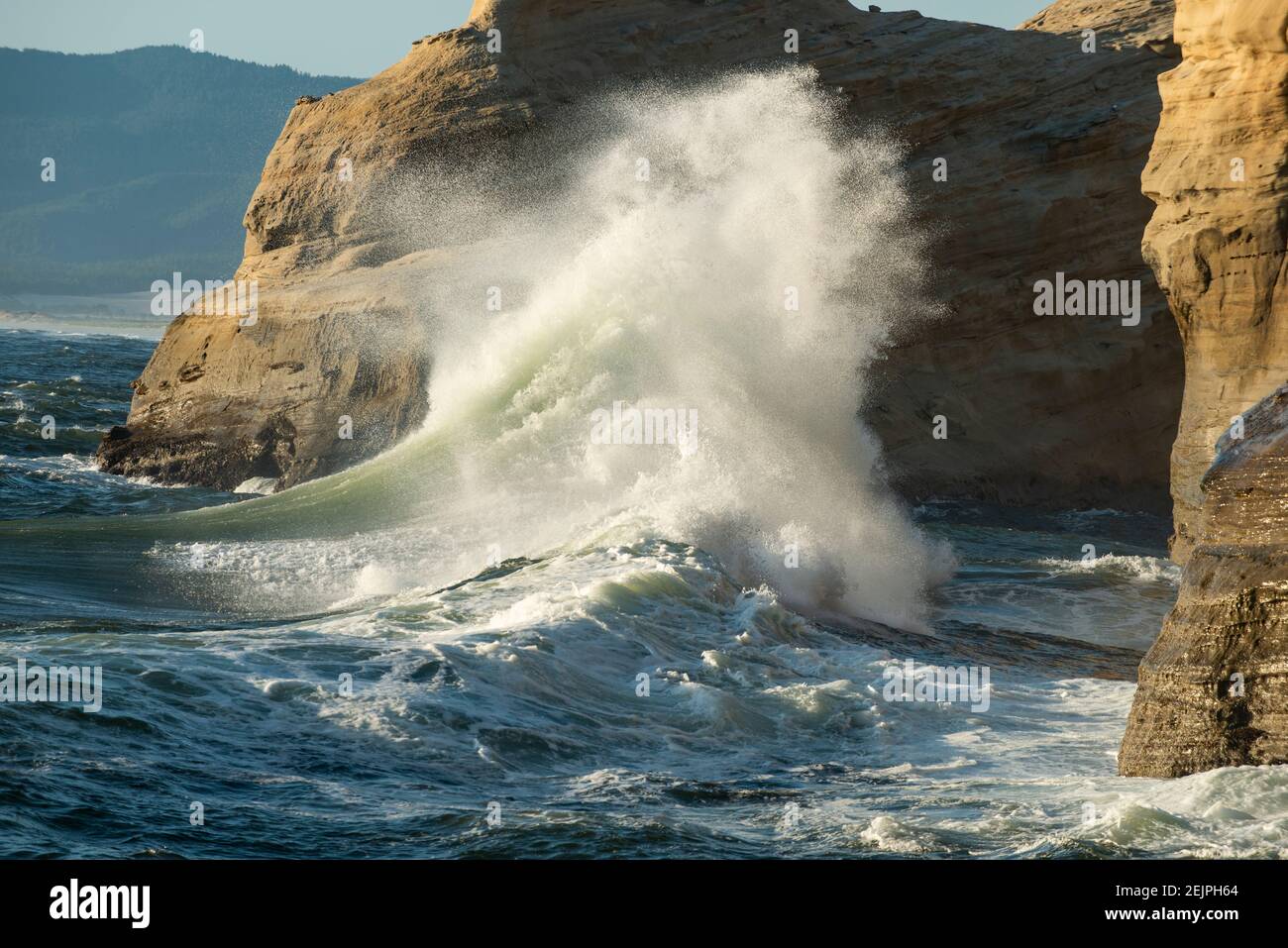 Stürzende Wellen an der Küste von Oregon Stockfoto