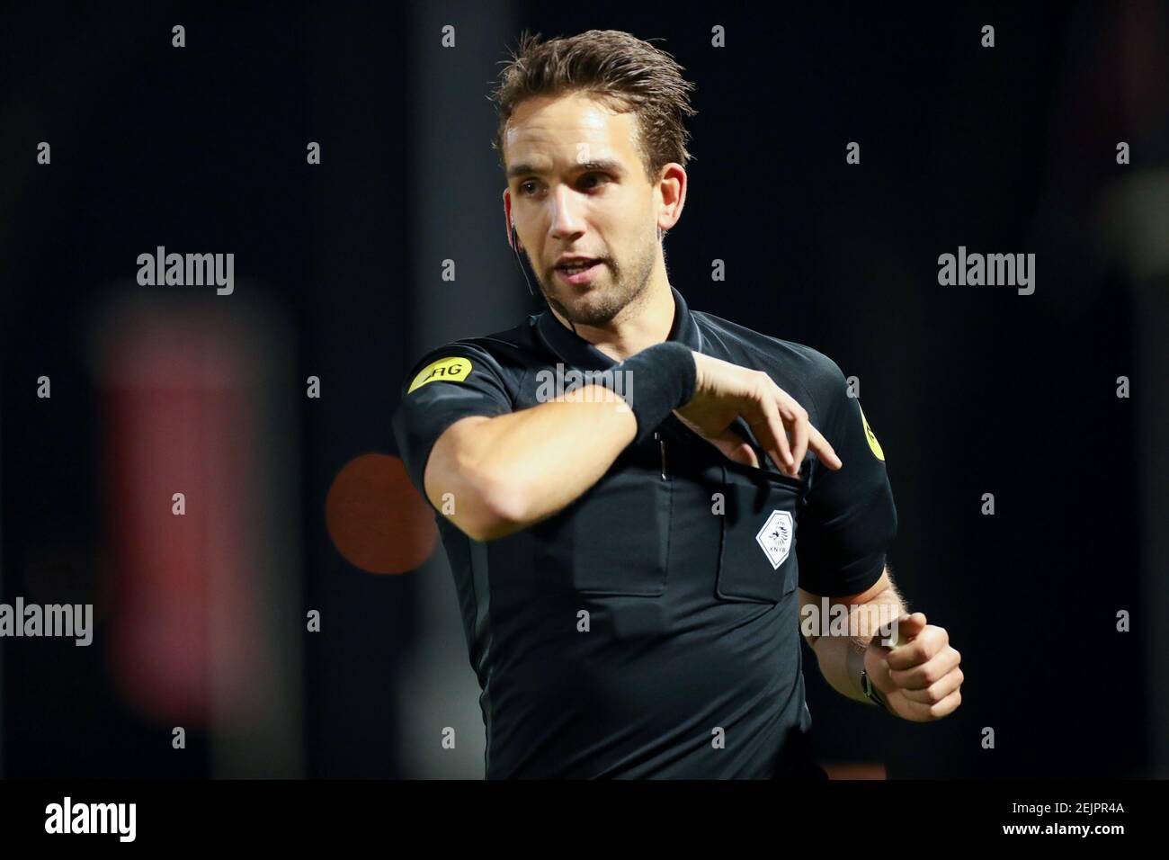 UTRECHT, NIEDERLANDE - FEBRUAR 22: Schiedsrichter Clay Ruperti während des Keukenkampioen Divisie-Matches zwischen Jong FC Utrecht und SC Cambuur bei Sportcomple Stockfoto