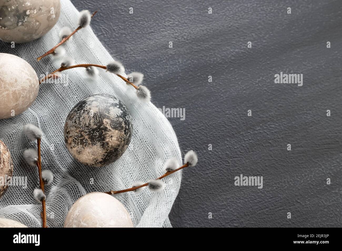 Ostern Komposition - mehrere mit natürlichen Farbstoffen mit Marmor-Effekt auf dem Tisch gemalt, Draufsicht, Kopierraum. Stockfoto