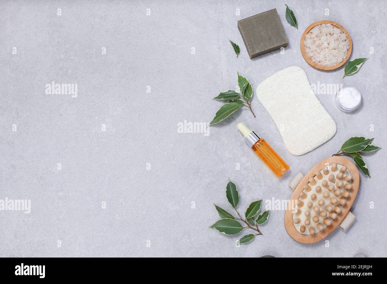 Set von umweltfreundlichen Schwämmen für Körperpflege und Naturkosmetik am Lichtstein Tisch. Zero Waste Konzept für die Selbstversorgung . Plastikfreie, organische Körperpflegeartikel. Stockfoto