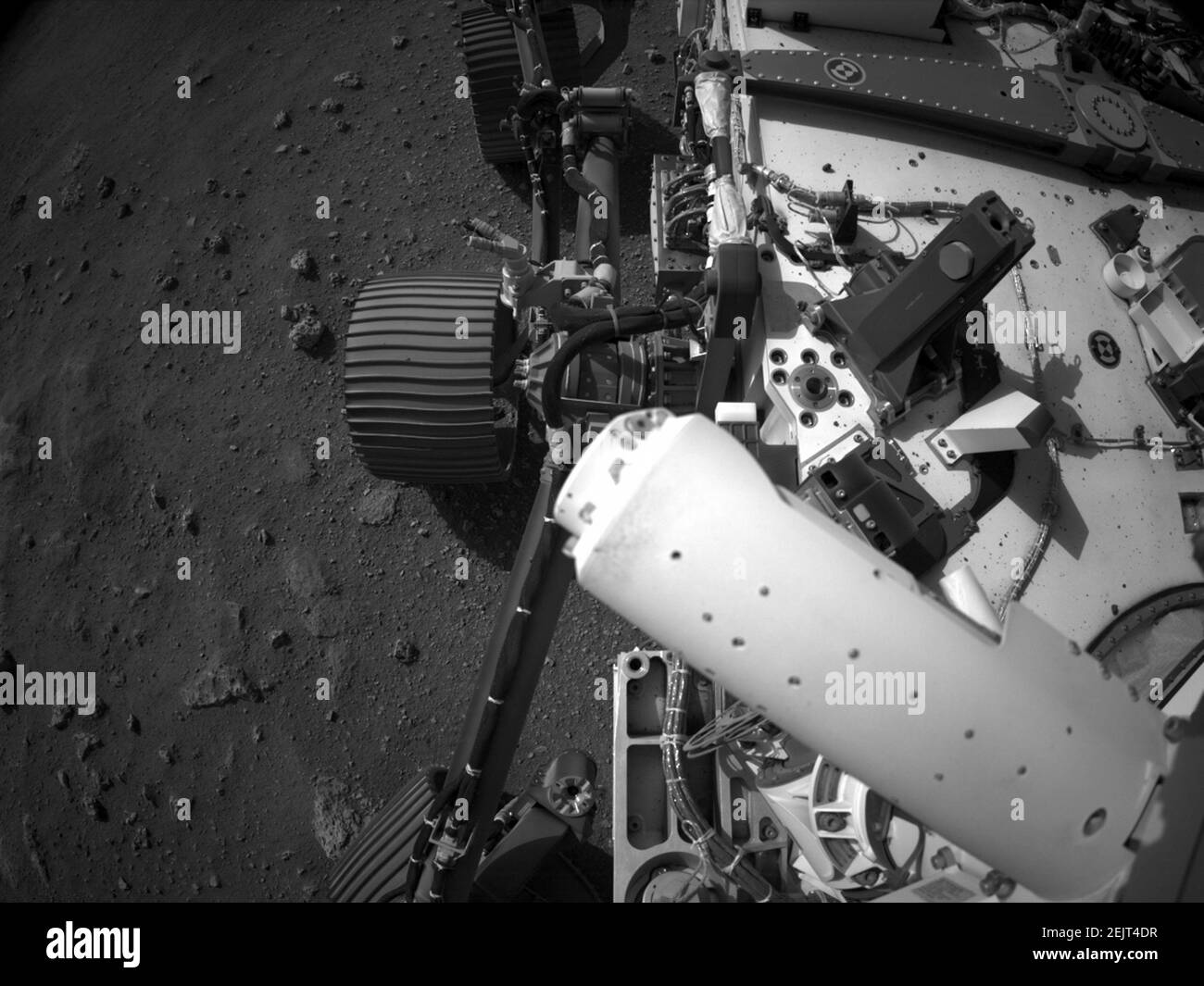 NASA. 22nd. Februar 2021. Der Mars Perseverance Rover der NASA hat dieses Bild mit seiner integrierten linken Navigationskamera (NAVCAM) aufgenommen. Die Kamera befindet sich hoch auf dem Hubgerüst des Rover und hilft beim Fahren. Dieses Bild wurde am 22. Februar 2021 (Sol 2) zur lokalen mittleren Sonnenzeit von 15:38:19 aufgenommen. Ein wesentliches Ziel der Mission von Perseverance auf dem Mars ist die Astrobiologie, einschließlich der Suche nach Zeichen des antiken mikrobiellen Lebens. Kredit: UPI/Alamy Live Nachrichten Stockfoto