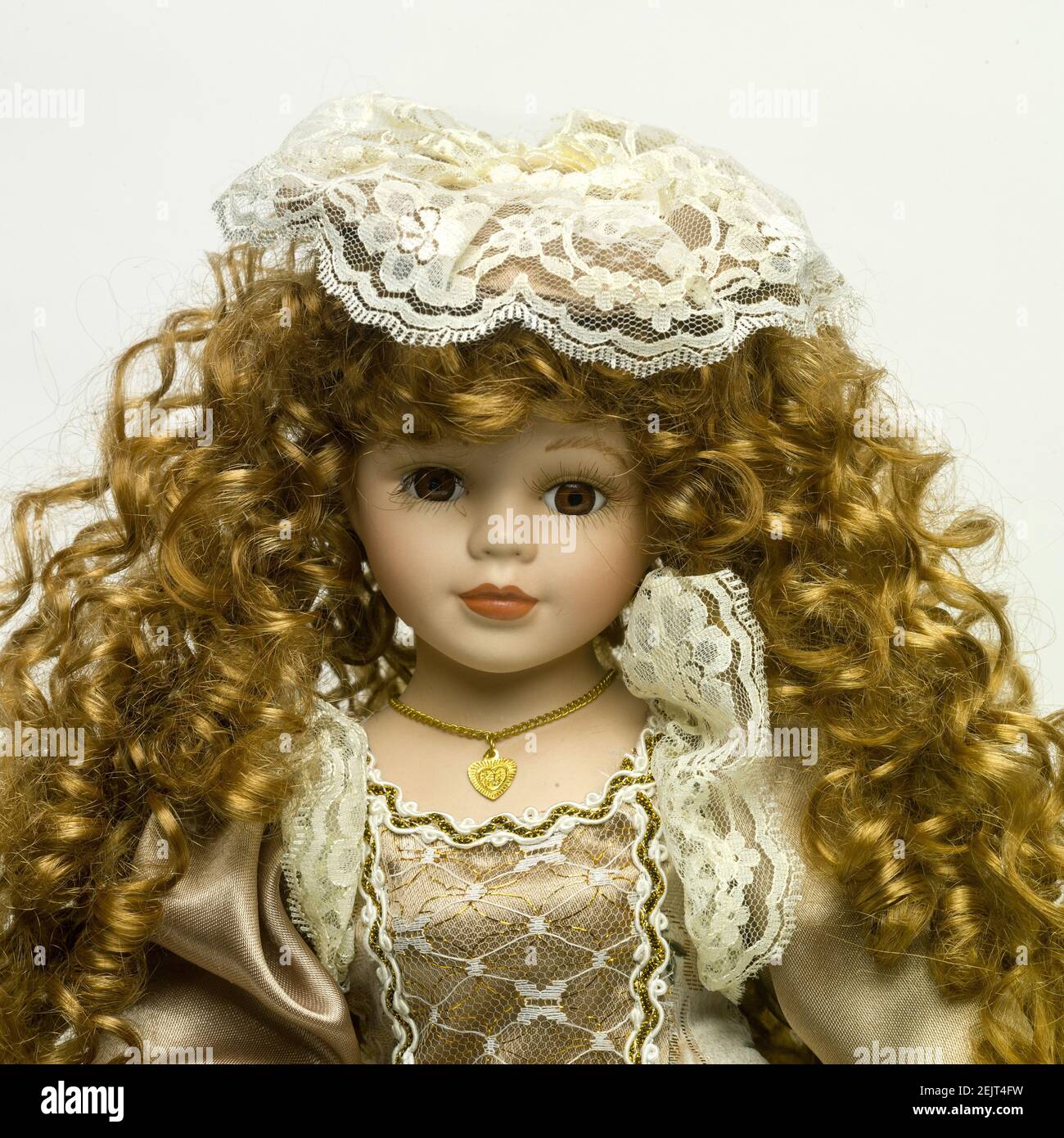 Nahaufnahme einer Vintage Doll mit schönen goldenen Strähnen Ein weißer Hintergrund Stockfoto