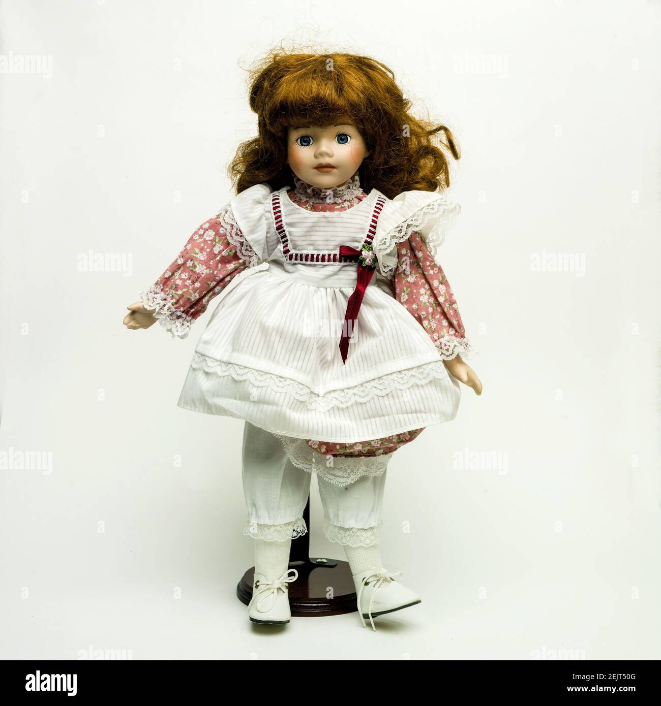 Vintage Puppe mit einem schönen Kleid auf weißem Hintergrund Stockfoto