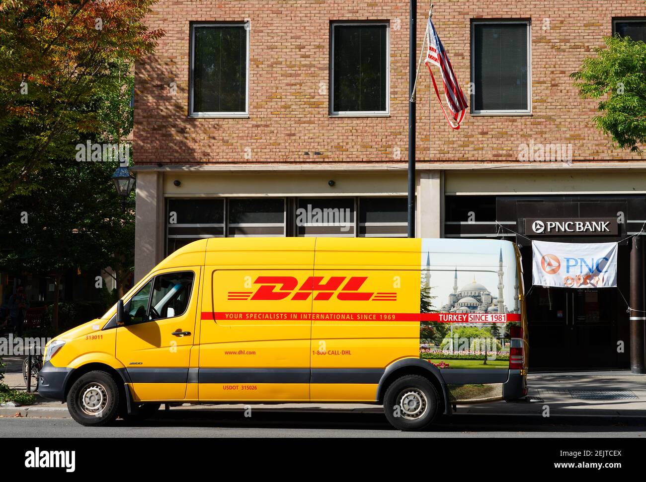 PRINCETON, NJ -30 SEP 2020- EIN gelber DHL Kurierdienst Lieferwagen wird auf der Straße in New Jersey geparkt. DHL ist im Besitz der Deutschen Post Stockfoto