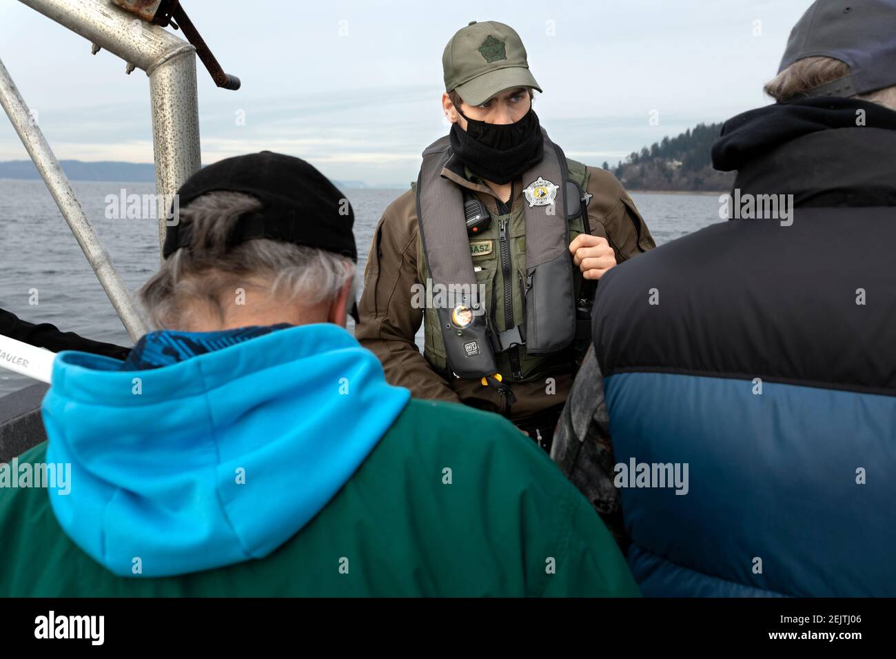 WA20085-00...... WASHINGTON - Jim Johanson und Phil Russell haben ihr Boot gestoppt und von Washington Fish and Game inspiziert. Sie überprüften Fischläuse Stockfoto