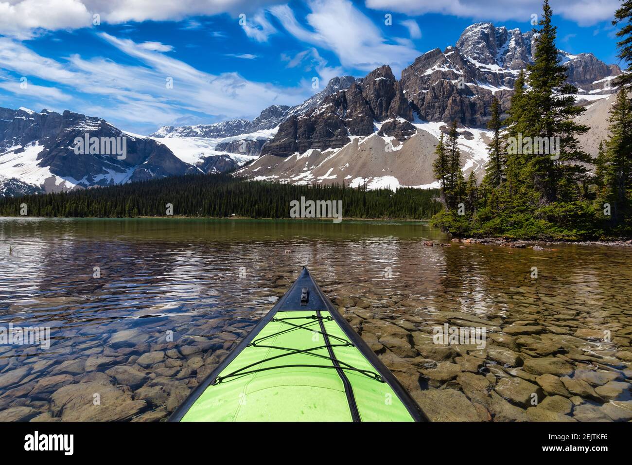 Kajakfahren in einem Gletschersee an einem lebhaften sonnigen Sommermorgen. Stockfoto