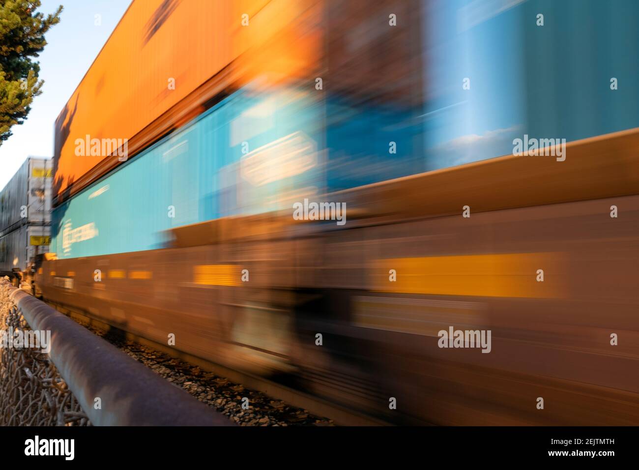 WA20104-00....WASHINGTON - Schnellmovibf Güterzug in Edmonds. Stockfoto
