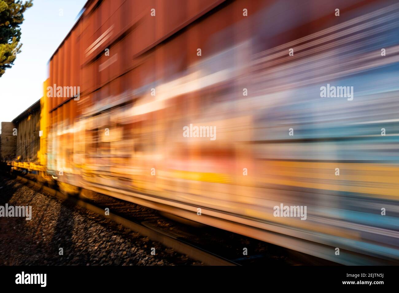 WA20106-00....WASHINGTON - schnell bewegender Güterzug in Edmonds. Stockfoto