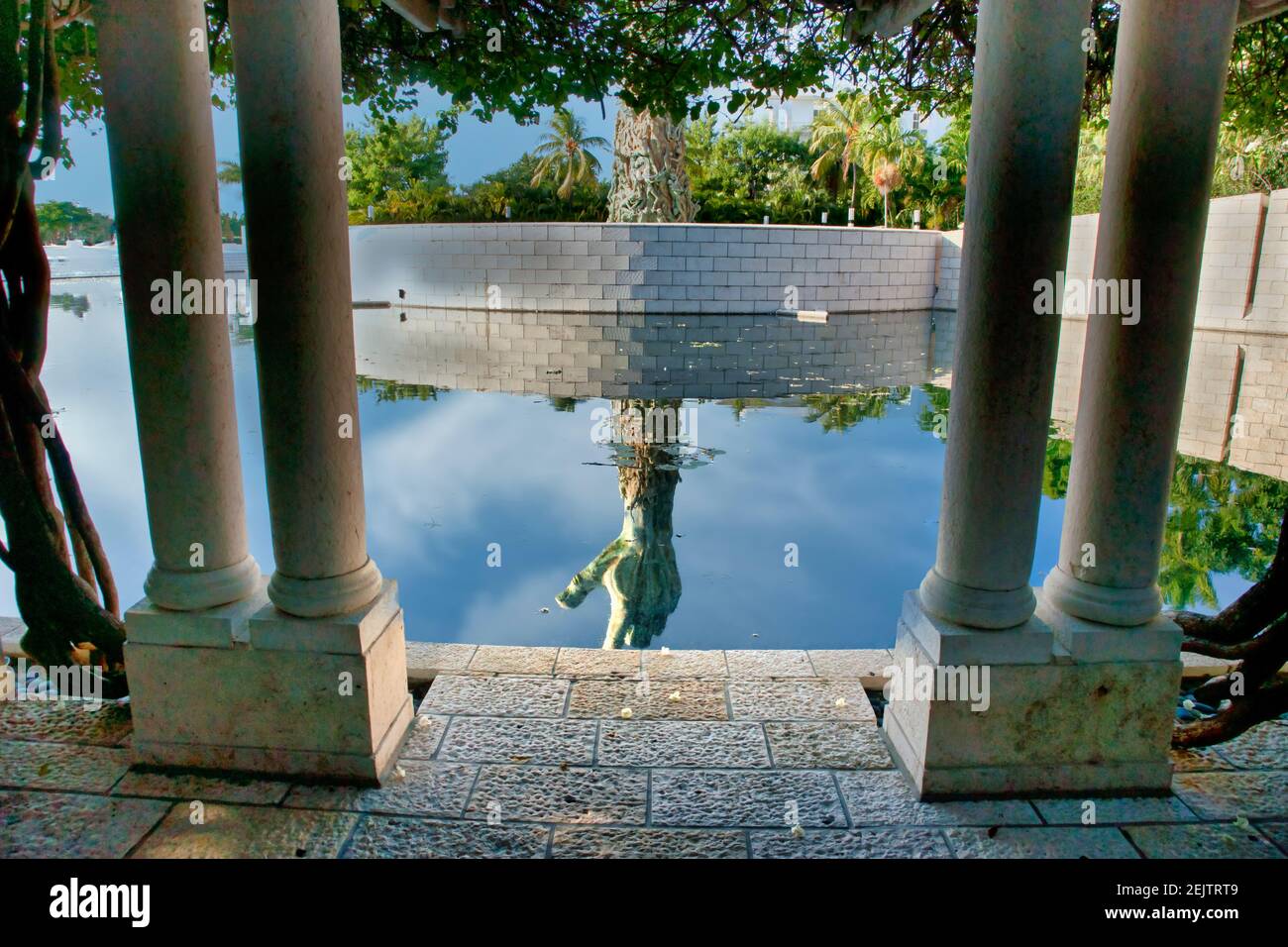 Spiegelung der ausgestreckten Hand durch die Kolonnade des Holocaust