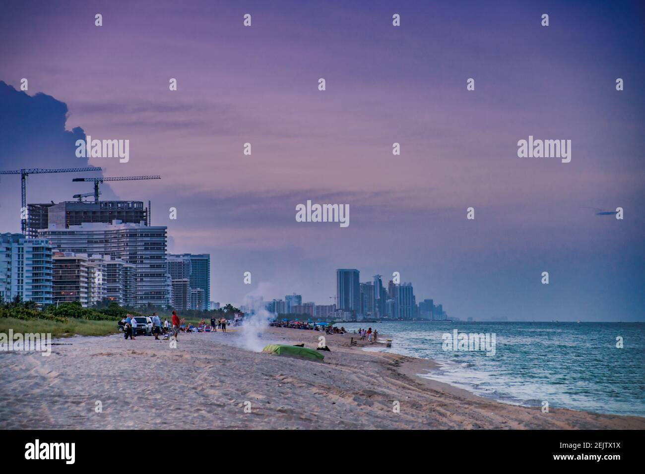 Die Atlantikküste in der Abenddämmerung am 4. Juli in Surfside, Miami Beach, Florida. Stockfoto